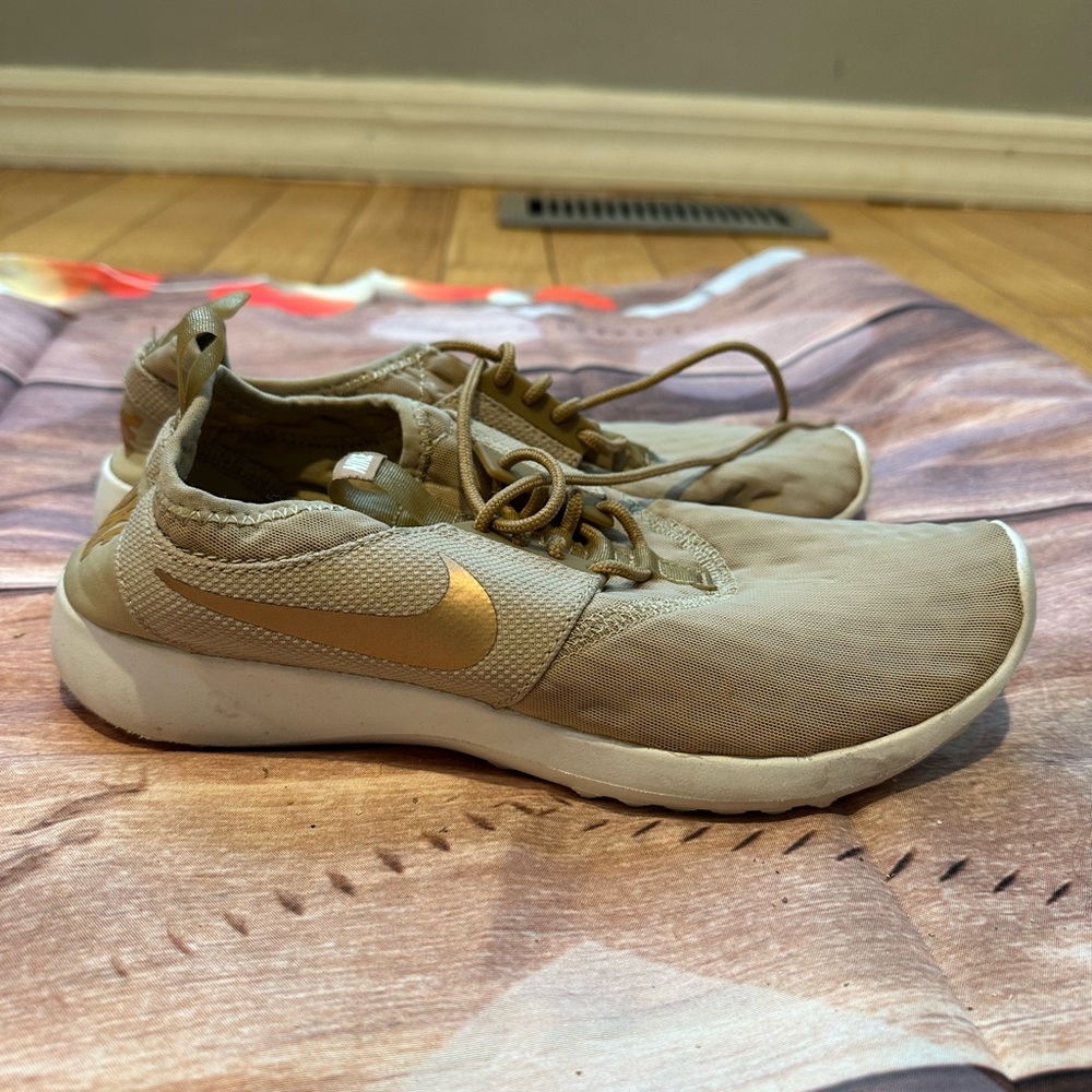 💛 Gold Nike sneakers 👟